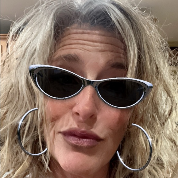 Like my flyer to be notified when I go live! - Picture 2 of 11